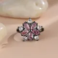 Macro-opname van kersenbloesemroze zirkoon bloemring met zwarte goudlaag op stenen - US 5 / Zwart Goud Roze Zirkonia