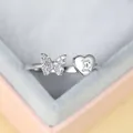 Détail macro bague argentée avec papillon en zircons et cœur gravé de la lettre E - Ouvert Réglable / Platine Lettre E
