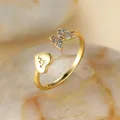 Détail macro de bague papillon dorée avec ailes en zircon et cœur gravé de la lettre F - Ouvert Réglable / Or Diamant Blanc Lettre F