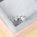 Vue détaillée d'une bague argentée ajustable avec papillon serti et médaille cœur lettre G - Ouvert Réglable / Platine Lettre G