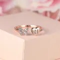 Détail d'une bague papillon or rose avec cœur en diamant et lettre H gravée - Ouvert Réglable / Or Rose Diamant Blanc Lettre H