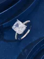Macro-opname van 5-karaats kussengeslepen ring met klassieke vier-klauwzetting - Maat 6 / Witgoud