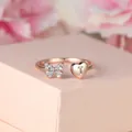 Détail macro d'une bague or rose avec papillon en zircon et pendentif cœur gravé lettre I - Ouvert Réglable / Or Rose Diamant Blanc Lettre I