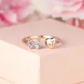 Détail de la bague papillon en or rose avec cœur, lettre J et cristaux scintillants - Ouvert Réglable / Or Rose Diamant Blanc Lettre J