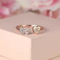 Gros plan d'une bague or rose avec papillon pavé et détail de cœur avec la lettre K - Ouvert Réglable / Or Rose Diamant Blanc Lettre K