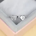Détail de bague ajustable argentée avec papillon en zircon et cœur gravé lettre K - Ouvert Réglable / Platine Lettre K