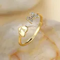 Détail macro d'une bague coeur dorée avec lettre L et papillon en cristal - Ouvert Réglable / Or Diamant Blanc Lettre L