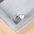 Détail de la bague papillon en argent avec cristaux et pendentif cœur gravé de la lettre L - Ouvert Réglable / Platine Lettre L