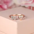 Gros plan sur bague papillon en or rose avec cœur en zircon et lettre M gravée - Ouvert Réglable / Or Rose Diamant Blanc Lettre M
