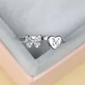Vue détaillée d'une bague papillon argentée avec cristaux et cœur gravé d'une lettre M - Ouvert Réglable / Platine Lettre M
