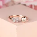 Détail bague or rose avec papillon en zircone et breloque cœur gravée de la lettre N - Ouvert Réglable / Or Rose Diamant Blanc Lettre N