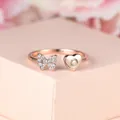 Détail d'une bague rose doré avec papillon en zircon et cœur gravé de la lettre O - Ouvert Réglable / Or Rose Diamant Blanc Lettre O