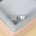 Détail macro de bague argentée avec papillon pavé et pendentif cœur gravé lettre O - Ouvert Réglable / Platine Lettre O