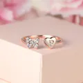 Détail de bague papillon en or rose avec lettre P gravée sur un cœur et cristaux brillants - Ouvert Réglable / Or Rose Diamant Blanc Lettre P