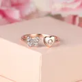 Détail de la bague or rose avec papillon étincelant et cœur gravé de la lettre Q - Ouvert Réglable / Or Rose Diamant Blanc Lettre Q