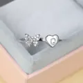 Détail de la bague ajustable en argent avec papillon scintillant et breloque coeur Q - Ouvert Réglable / Platine Lettre Q