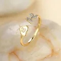 Détail d'une bague papillon dorée avec zircons et un cœur gravé de la lettre R - Ouvert Réglable / Or Diamant Blanc Lettre R