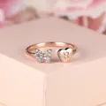 Détail de la bague en or rose avec papillon en cristal et cœur avec la lettre R - Ouvert Réglable / Or Rose Diamant Blanc Lettre R