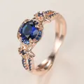 Anillo vintage de oro rosa con gran gema azul redonda y detalles florales finos - Talla 5 / Oro Rosa Azul Zafiro