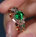 Anillo vintage de oro rosa con una gema verde de corte redondo y detalles florales - Talla 5 / Oro Rosa Verde Esmeralda