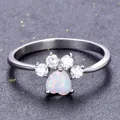 Elegante anillo de plata con opalo azul de corazón y diseño de huella con circonitas - Talla 5 / Ópalo Blanco