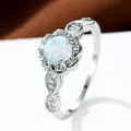 Vintage witte opaal bloemring met sprankelende zirkoon halo en opengewerkte band - US 5 / Platina Witte Opaal