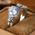 Elegante anillo de plata con un gran circonio redondo en engaste con forma de flor - Talla 5 / Oro Blanco Con Circonita Blanca