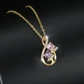 Goldene Tulpenkette mit rosa und lila Kristallen auf schwarzem Hintergrund - Gold