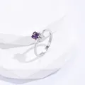 Elegante anillo de plata con circón púrpura en forma de corazón y cristales laterales - Talla 5 / Zirconia Púrpura