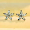 Détail macro de boucles d'oreilles fleur à cinq pétales avec zircons taille marquise - Couleur Argent Strass Blanc