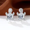 Dettaglio macro di orecchini a tartaruga in argento con pietra ovale e zirconi - Platino Zircone Bianco