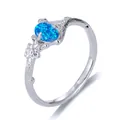 Zilveren takring met ovale blauwe opaal en een klein accent van witte ronde zirkonia - US 6 / Platina Blauwe Opaal