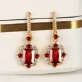 Gouden paleisstijl oorhangers met dieprode smaragdgeslepen steen en pavé accenten - Goud Rood Zirkonia