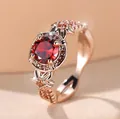 Anillo de oro rosa con circón rojo central grande y un diseño de pétalos florales - Talla 5 / Oro Rosa Diamante Rojo