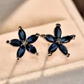 Boucles d'oreilles fleur à cinq pétales avec pierres bleu foncé et finition argentée - Bleu Royal