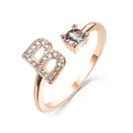 Verstelbare roségouden ring met letter B, schitterende kristallen en ronde solitair steen - Letter B / Roségoud
