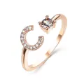 Verstelbare ring in roségoud met een grote ronde diamant en CZ-geplaveide letter C - Letter C / Roségoud
