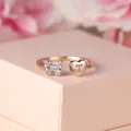 Bague en or rose avec papillon en pavé de cristaux et lettre T gravée - Ouvert Réglable / Or Rose Diamant Blanc Lettre T