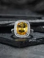 Anello in oro bianco con grande pietra gialla rettangolare e contorno di diamanti - US 6 / Giallo