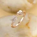 Bague en or rose avec papillon en cristal et cœur gravé de la lettre S - Ouvert Réglable / Or Diamant Blanc Lettre S