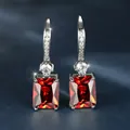 Elegantes pendientes de plata con circonitas rojas rectangulares y pequeños detalles pave - Bañado en Platino Circonita Roja