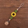 Détail de l'attache-tétine en hêtre avec fleur de tournesol en silicone souple - Café