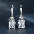 Pendientes plateados con circonita rectangular y detalles en engaste pavé - Oro Blanco Con Circonita Blanca