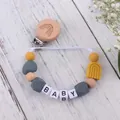 Detailaufnahme der Schnullerkette mit Silikon-Beißperlen und BABY-Buchstabenperlen - Kurkuma