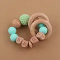 Détail de l'anneau de dentition avec perles alphabet en bois et billes de silicone - Vert menthe