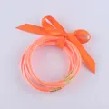 Set di braccialetti multistrato in silicone con glitter arancioni e fiocco di nastro - Arancione
