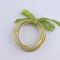 Set di cinque bracciali tubolari glitter oro con nastro decorativo in seta verde - Verde matcha