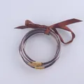 Set di bracciali in silicone con glitter marroni, chiusura dorata e fiocco in raso - caffè