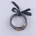 Braccialetti multistrato in silicone nero e argento con un fiocco di nastro nero - Nero