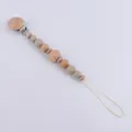 Baby Schnullerkette mit achteckigen Holzperlen und beigen Silikonperlen auf weißem Grund - Khaki